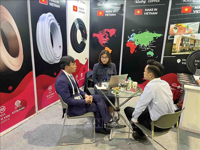 Vietnamese commercial counsellor in India Bui Trung Thuong exchange views with representatives of the Toan Phat JSC. VNA/Photo by courtesy    