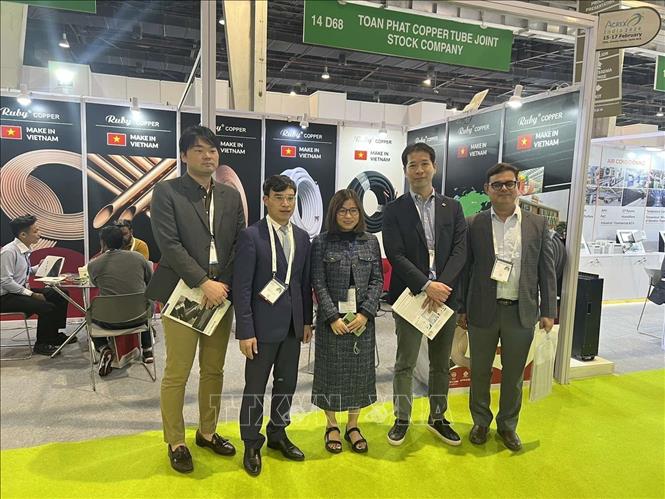Vietnamese commercial counsellor in India Bui Trung Thuong, representatives of the Toan Phat JSC and others. VNA/Photo by courtesy    