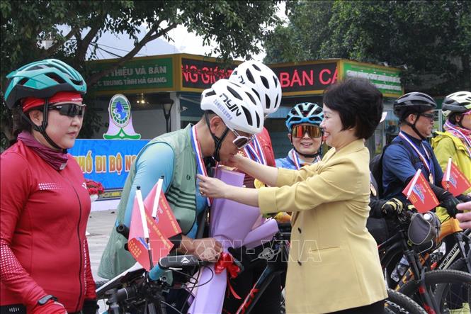 Ha Giang's local authorities present flowers and insignias to Chinese cyclists taking part in the tour. VNA Photo: Minh Tâm