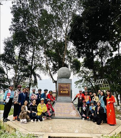 Ha Giang's local authorities and Chinese cyclists taking part in the tour pose for a group photo. VNA Photo: Minh Tâm