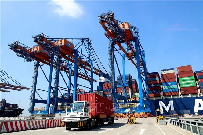 Loading exported goods at the Gemalink International Port in the southern province of Ba Ria-Vung Tau. VNA Photo: Hồng Đạt