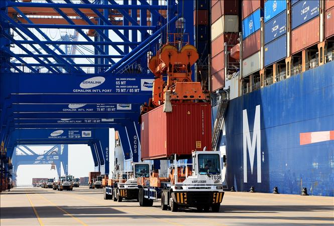 Loading exported goods at the Gemalink International Port in the southern province of Ba Ria-Vung Tau. VNA Photo: Hồng Đạt