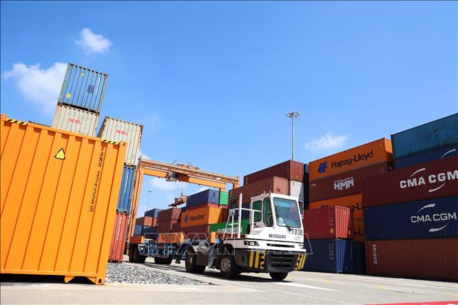 Loading exported goods at the Gemalink International Port in the southern province of Ba Ria-Vung Tau. VNA Photo: Hồng Đạt