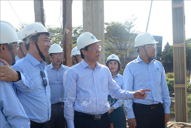 Chủ tịch UBND Thành phố Hồ Chí Minh Phan Văn Mãi kiểm tra công trường dự án kênh Tham Lương – Bến Cát – rạch Nước Lên. Ảnh: Tiến Lực – TTXVN