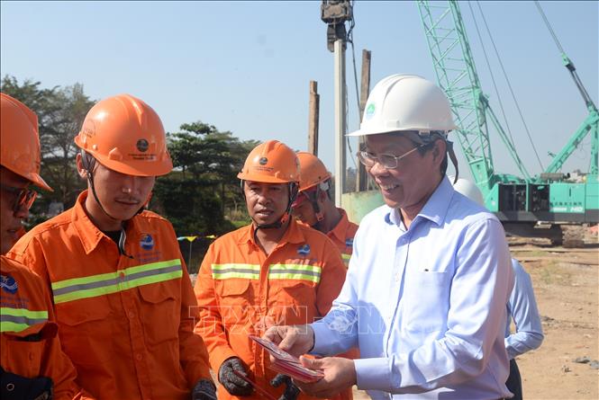 Chủ tịch UBND Thành phố Hồ Chí Minh Phan Văn Mãi lì xì công nhân tại dự án kênh Tham Lương – Bến Cát – rạch Nước Lên. Ảnh: Tiến Lực – TTXVN