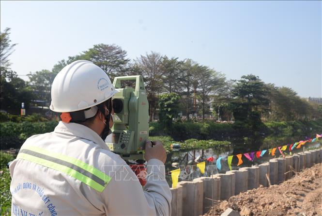 Các kỹ sư, công nhân làm việc tại dự án kênh Tham Lương – Bến Cát – rạch Nước Lên. Ảnh: Tiến Lực – TTXVN