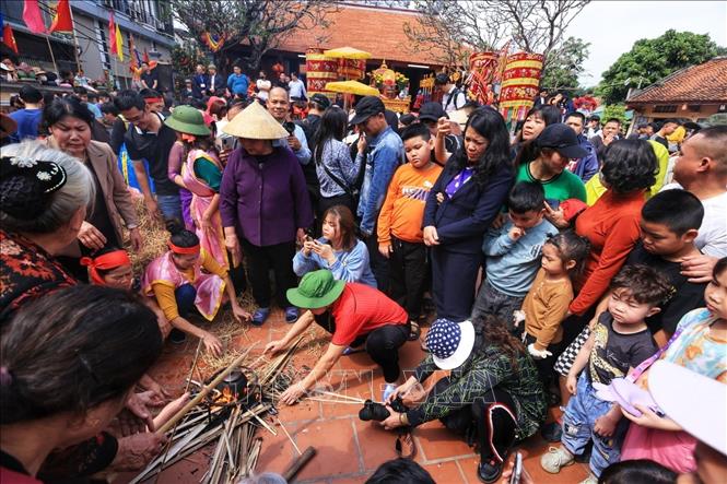 Đông đảo người dân và du khách đến tham dự lễ hội. Ảnh: Tuấn Anh - TTXVN
