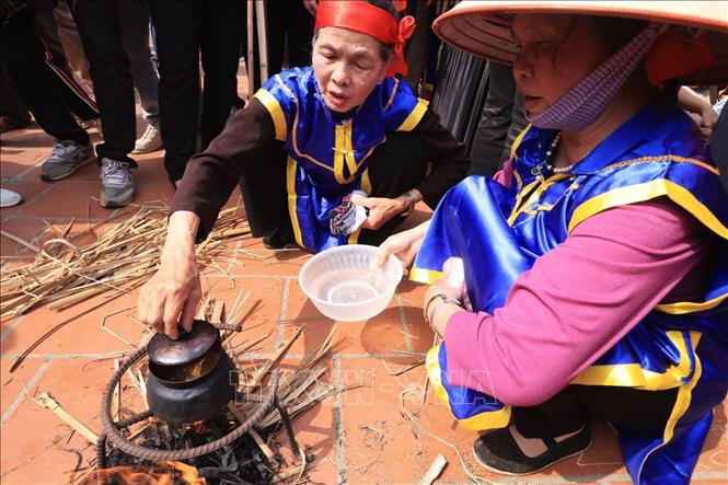 Cơm ngon, chín dẻo và thơm phụ thuộc nhiều vào tay nghề đun nấu, việc điều chỉnh ngọn lửa sao cho hợp lý của từng đội. Ảnh: Tuấn Anh - TTXVN