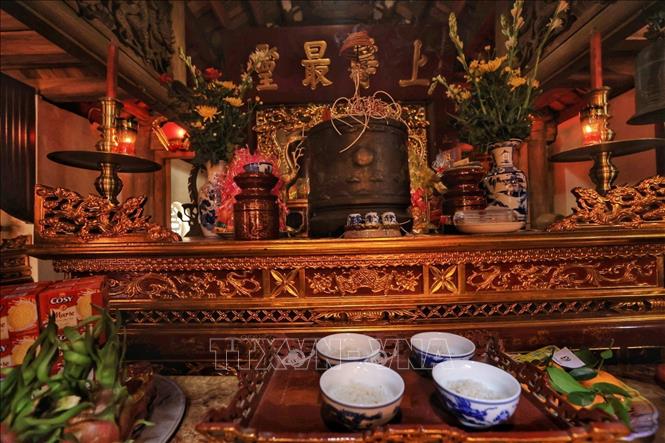 Bốn bát cơm được dâng lên để cúng, sau đó sẽ được mang xuống để chấm điểm. Ảnh: Tuấn Anh - TTXVN