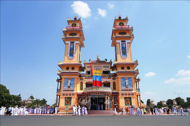 Người theo đạo Cao Đài hành hương tại Toà thánh Cao Đài Tây Ninh. Ảnh: Minh Phú - TTXVN