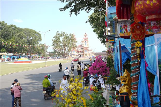 Các gian hàng trưng bày nhân ngày Đại Lễ Đức Chí Tôn Đức Chí Tôn của Đạo Cao Đài thu hút khách tham quan.Ảnh: Minh Phú - TTXVN