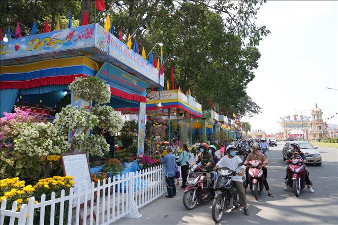Các gian hàng trưng bày nhân ngày Đại Lễ Đức Chí Tôn Đức Chí Tôn của Đạo Cao Đài thu hút khách tham quan.Ảnh: Minh Phú - TTXVN