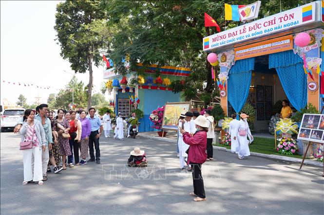 Du khách chụp ảnh tại Toà thánh Cao Đài Tây Ninh. Ảnh: Minh Phú - TTXVN
