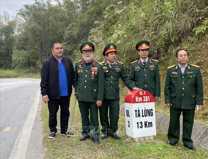 Các cựu chiến binh Trung đoàn 567 thăm lại đèo Khau Chỉa, nơi diễn ra trận đánh ác liệt 12 ngày đêm. Ảnh: Quốc Đạt - TTXVN