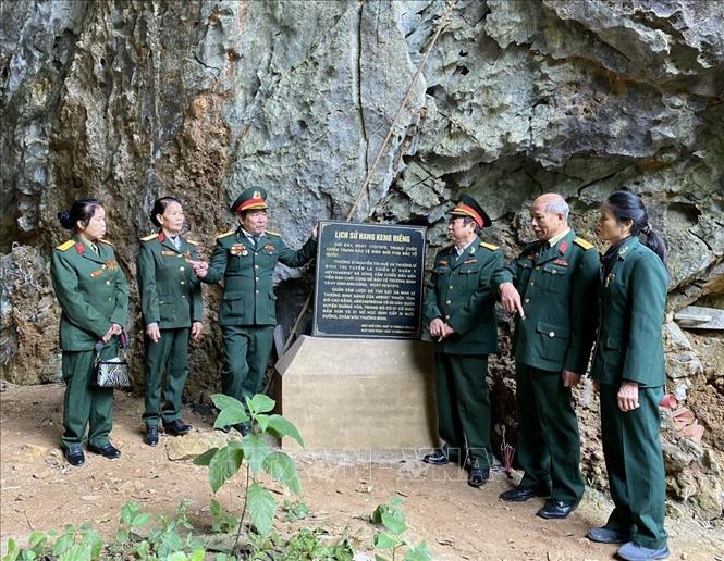 Các cựu chiến binh Trung đoàn 567 thăm hang Keng Riềng, nơi 23 chiến sỹ, dân quân, y tá hy sinh năm 1979. Ảnh: Quốc Đạt - TTXVN