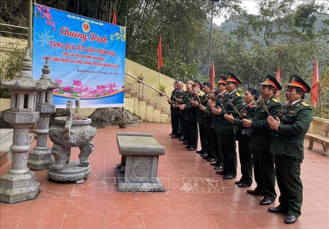 Các cựu chiến binh Trung đoàn 567 thăm nghĩa trang, nơi các đồng đội ngã xuống trong chiến tranh biên giới 1979. Ảnh: Quốc Đạt - TTXVN