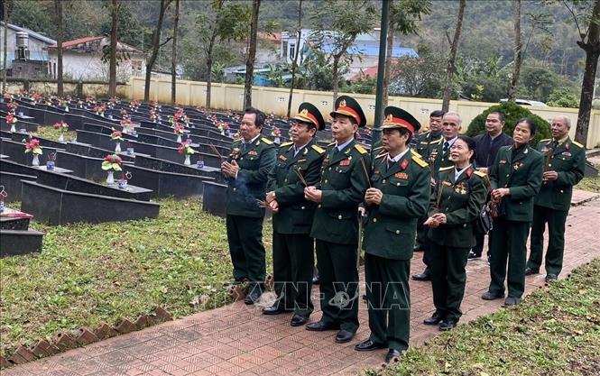 Các cựu chiến binh Trung đoàn 567 thăm nghĩa trang, nơi các đồng đội ngã xuống trong chiến tranh biên giới 1979. Ảnh: Quốc Đạt - TTXVN