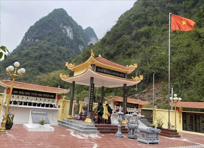 Các cựu chiến binh Trung đoàn 567 đã đóng góp tiền xây dựng đài hương tưởng niệm các liệt sĩ hy sinh trong chiến tranh biên giới 1979. Ảnh: Quốc Đạt - TTXVN
