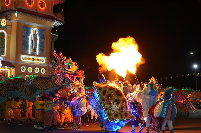 Múa Tứ Linh (Rồng nhang, Ngọc Kỳ Lân, Quy, Phụng) tại Toà thánh Cao Đài Tây Ninh dịp Đại lễ Đức Chí Tôn năm Giáp Thìn 2024. Ảnh: Minh Phú - TTXVN