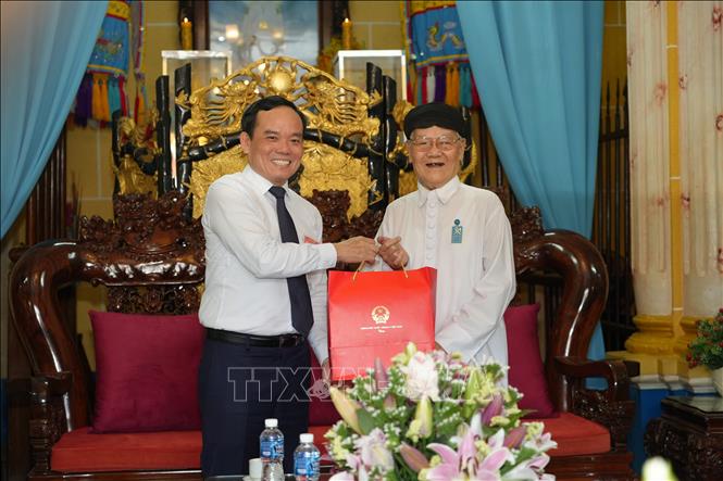 Phó Thủ tướng Chính phủ Trần Lưu Quang tặng quà cho Đầu sư Thượng Tám Thanh, Chưởng quản Hội thánh Cao Đài Tây Ninh. Ảnh: Minh Phú - TTXVN