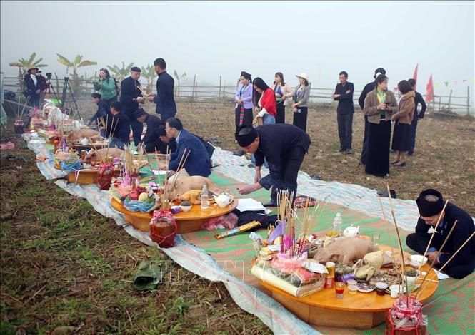 Nghi lễ cúng tại cánh đồng trong Lễ hội Lùng Tùng của dân tộc Thái ở Than Uyên. Ảnh: Quý Trung – TTXVN