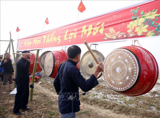 Màn trống chiêng bắt đầu cho một mùa vụ mới. Ảnh: Quý Trung – TTXVN
