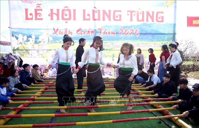 Múa sạp một trong những nét văn hóa đặc sắc của dân tộc Thái tại lễ hội. Ảnh: Quý Trung – TTXVN