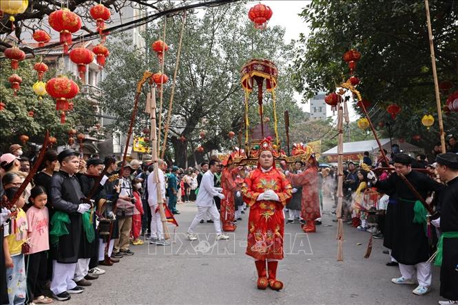 Lễ rước sắc Phùng Hưng mang ý nghĩa mời thánh nhân về ngự tại đại đình. Ảnh: Trần Việt - TTXVN 