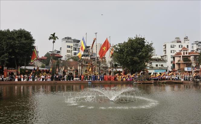 Lễ rước sắc Phùng Hưng mang ý nghĩa mời thánh nhân về ngự tại đại đình. Ảnh: Trần Việt - TTXVN 