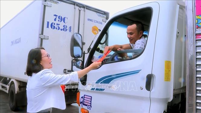 Lãnh đạo Ban quản lý Cửa khẩu quốc tế Móng Cái mừng tuổi đầu Xuân cho lái xe. Ảnh: Văn Đức - TTXVN