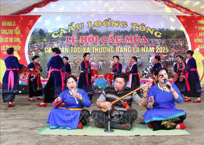 Người Tày Thượng Bằng La với làn điệu hát Then đặc sắc của đồng bào mình. Ảnh: TTXVN phát

