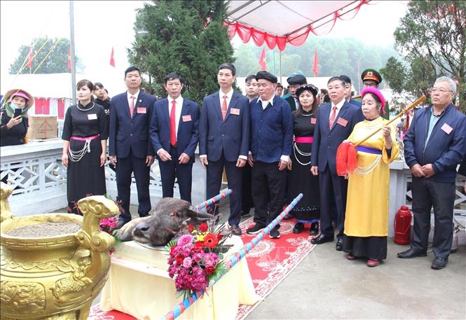 Chính quyền và nhân dân xã Thượng Bằng La dâng hương, làm lễ cúng Thần Hoàng bản thổ, cầu cho mưa thuận, gió hoà, mùa màng tươi tốt. Ảnh: TTXVN phát
