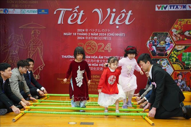 Giao lưu múa sạp tại Lễ hội. Ảnh: Phạm Tuân - PV TTXVN tại Nhật Bản