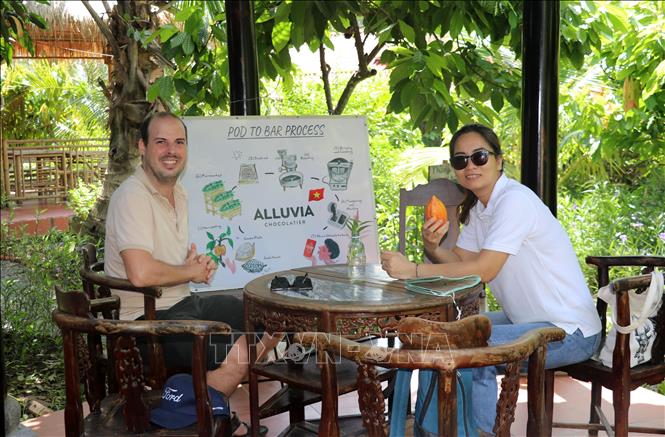 Foreign tourists visit the cocoa garden and chocolate factory. VNA Photo: Minh Hưng 