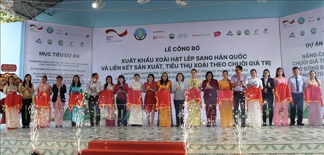 Local authorities attend a ceremony to announce the exportation. VNA Photo: Thanh Sang