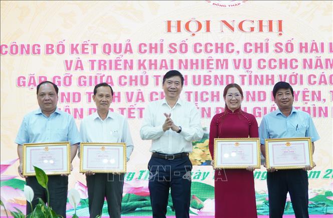 Khen thưởng các tập thể có thành tích xuất sắc trong thực hiện công tác cải cách hành chính. Ảnh: Nhựt An - TTXVN