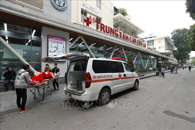 Hiện nay, mỗi ngày, Trung tâm Cấp cứu A9 (Bệnh viện Bạch Mai) tiếp nhận từ 200 - 250 người bệnh. Ảnh: Minh Quyết - TTXVN