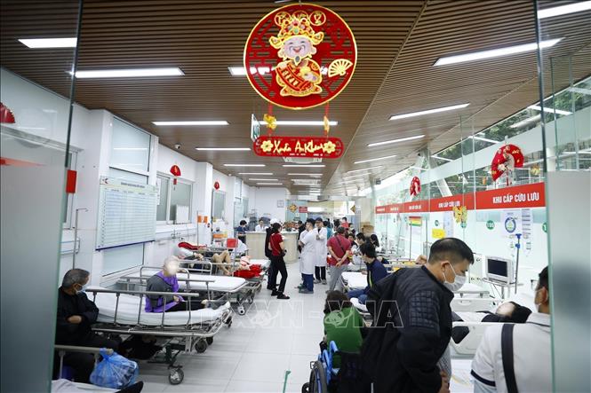 Dịp Tết, Trung tâm lên kế hoạch ứng trực cấp cứu và điều trị cho người bệnh, đồng thời tăng cường lực lượng từ nhiều khoa khác trong bệnh viện. Ảnh: Minh Quyết – TTXVN