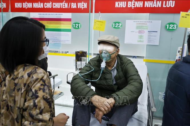 Tất cả mọi người ở Trung tâm Cấp cứu A9 luôn phải xác định là nhiều áp lực, căng thẳng từ khối lượng công việc, chuyên môn và nguy cơ từ người nhà của người bệnh. Ảnh: Minh Quyết – TTXVN