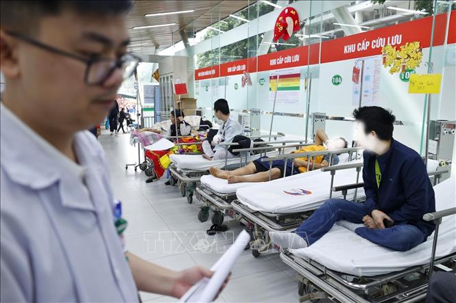 Tại Trung tâm Cấp cứu A9 của Bệnh viện Bạch Mai, bác sĩ dựa vào bảng màu để phân loại bệnh nhân và đưa ra hướng điều trị thích hợp. Ảnh: Minh Quyết – TTXVN