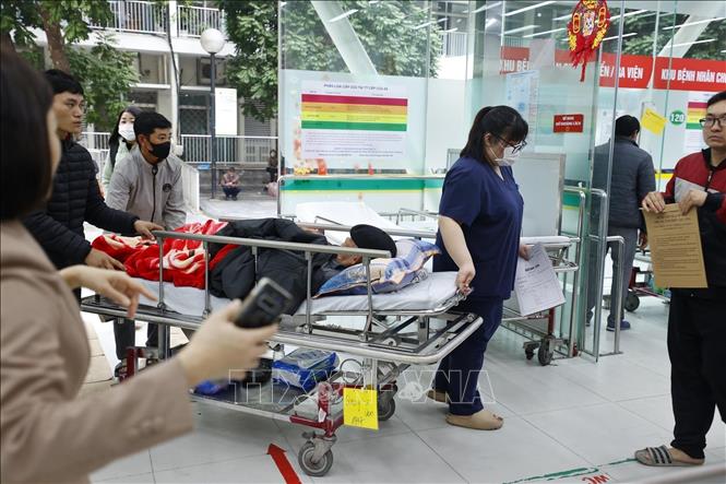 Đối với bệnh nhân nặng, tình trạng có thể thay đổi liên tục. Do đó, bất cứ lúc nào, bác sĩ cũng phải sẵn sàng tham gia cấp cứu. Ảnh: Minh Quyết - TTXVN