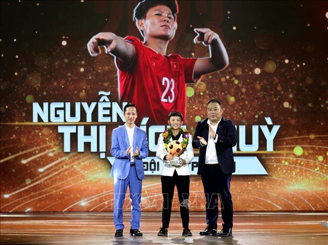 Đại diện Ban tổ chức trao giải thưởng Quả bóng Đồng nữ cho tiền vệ Nguyễn Thị Bích Thùy (CLB TP Hồ Chí Minh I). Ảnh: Thanh Vũ – TTXVN 