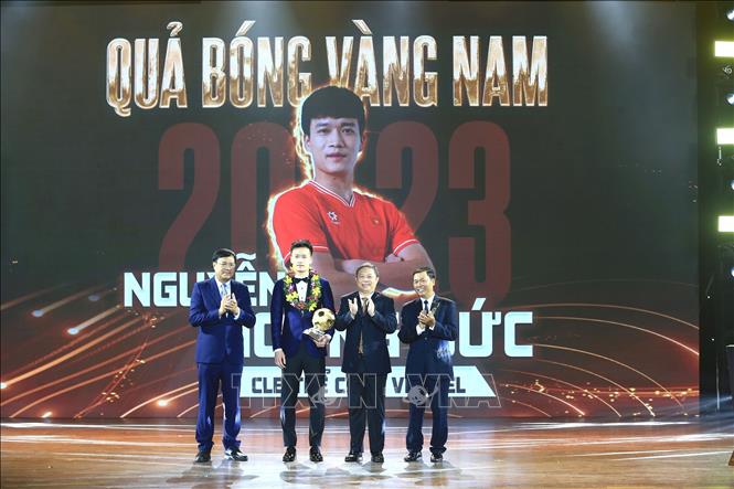Tiền vệ Nguyễn Hoàng Đức (CLB Thể Công Viettel) nhận danh hiệu Quả bóng Vàng nam năm 2023. Ảnh: Thanh Vũ – TTXVN 