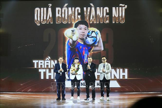 Thủ môn Trần Thị Kim Thanh (CLB TP Hồ Chí Minh I) nhận danh hiệu Quả bóng Vàng nữ năm 2023. Ảnh: Thanh Vũ – TTXVN 