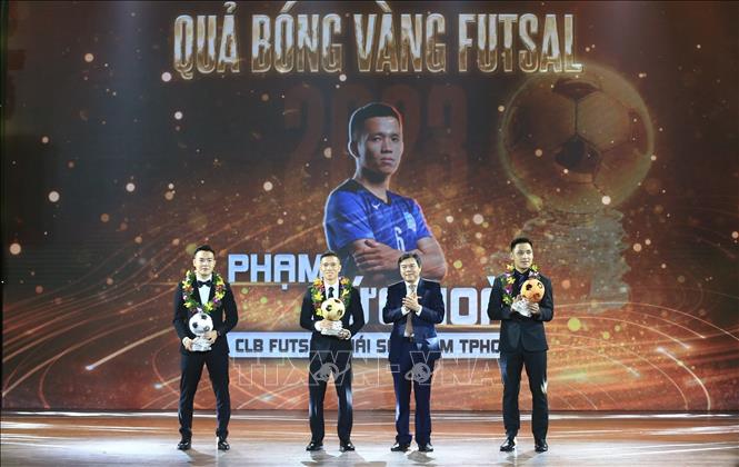 TBT Báo Sài Gòn Giải Phóng Tăng Hữu Phong trao danh hiệu Quả bóng Vàng, Bạc, Đồng Futsal năm 2023 cho các cầu thủ đều của CLB Thái Sơn Nam TP Hồ Chí Minh với thành tích lần lượt là Phạm Đức Hòa, Châu Đoàn Phát và thủ môn Hồ Văn Ý. Ảnh: Thanh Vũ – TTXVN