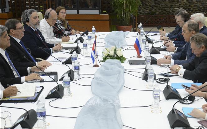 Ngoại trưởng Cuba Bruno Rodriguez (thứ 2, trái) hội đàm với Ngoại trưởng Nga Sergei Lavrov (thứ 2, phải) ở La Habana, ngày 19/2/2024. Ảnh: AFP/TTXVN