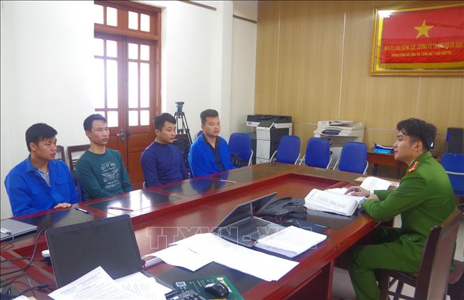 Nhóm đối tượng cho vay lãi nặng trong giao dịch dân sự ở Thái Nguyên bị bắt giữ. Ảnh: Hoàng Nguyên - TTXVN