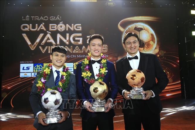 Midfielder Nguyen Hoang Duc (C), striker Pham Tuan Hai of Hanoi FC (L) and goalkeeper Dang Van Lam of Binh Dinh FC win gold, silver and bronze ball titles in the men's category. VNA Photo: Thanh Vũ 