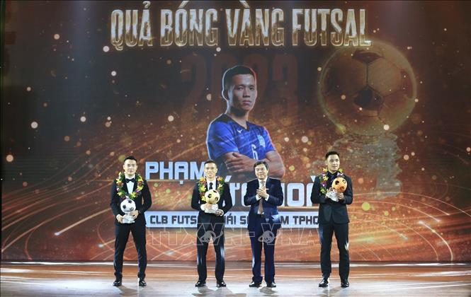 In the Futsal category, the Golden, Silver and Bronze Ball titles belonged to Pham Duc Hoa, Chau Doan Phat and Ho Van Y of Thai Son Nam FC. VNA Photo: Thanh Vũ 