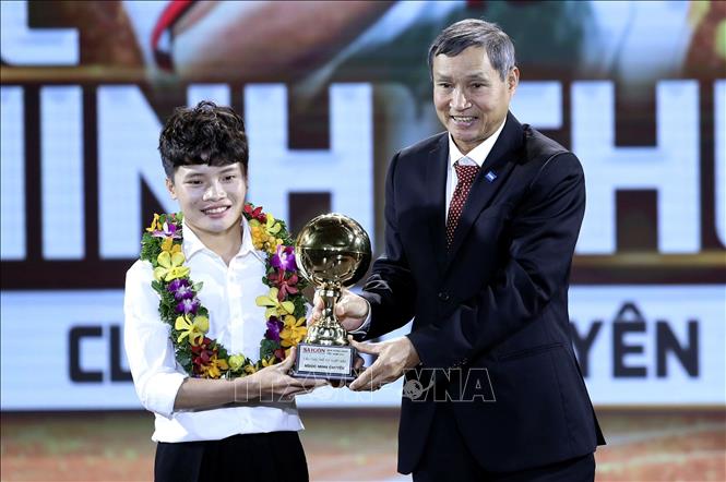 Striker Ngoc Minh Chuyen of Thai Nguyen T&T FC is honoured with the Female Young Player of the Year. VNA Photo: Thanh Vũ 